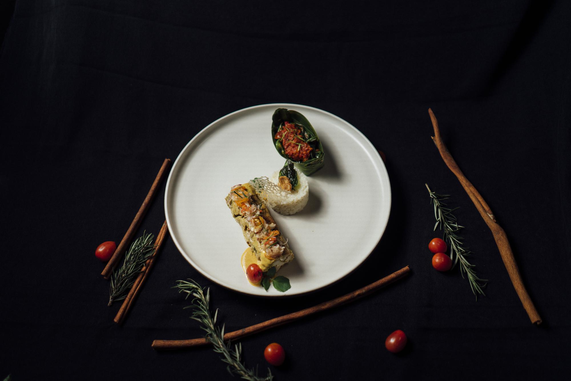 Piatto gourmet in primo piano su piatto scuro